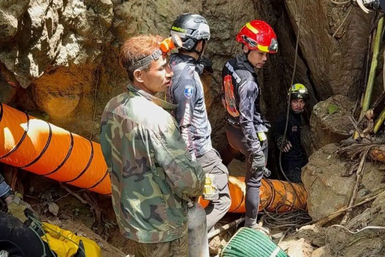 Divers in race against time to rescue 7 from flooded cave ...